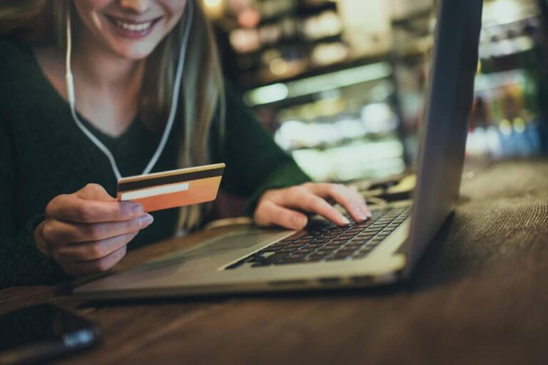 PRESSEMEDDELELSE: Rødglødende betalingsvinduer – Danskernes Black Friday-shopping nåede nye højder